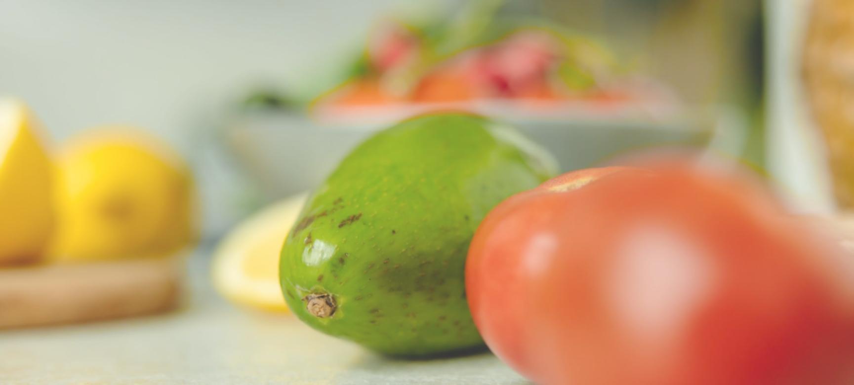 Especialista en nutrición deportiva realizando consulta personalizada